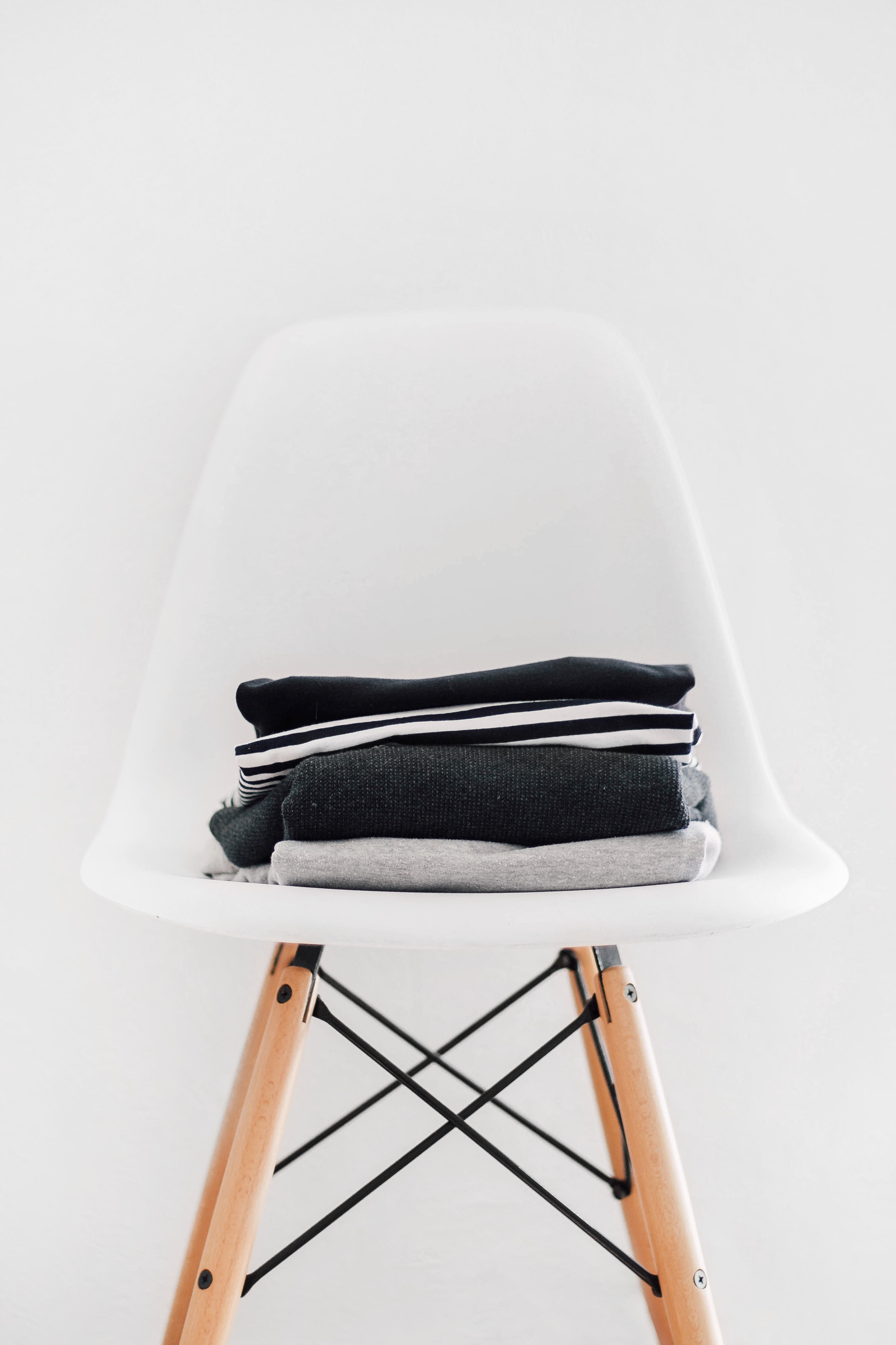 Stuhl mit Textilien welche man beschriften könnte
